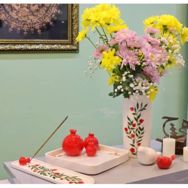 ست اکسسوری سرامیکی طرح انار (شامل گلدان استوانه‌ای و جاعودی هنری)